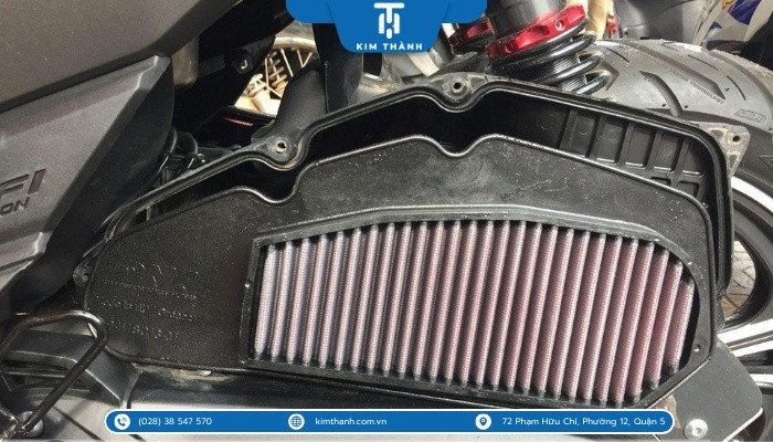 Ảnh minh họa bộ lọc gió hoặc bộ phận tản nhiệt của xe tay ga