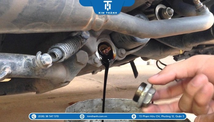 Ảnh minh họa quá trình thay dầu nhớt định kỳ cho xe Vision