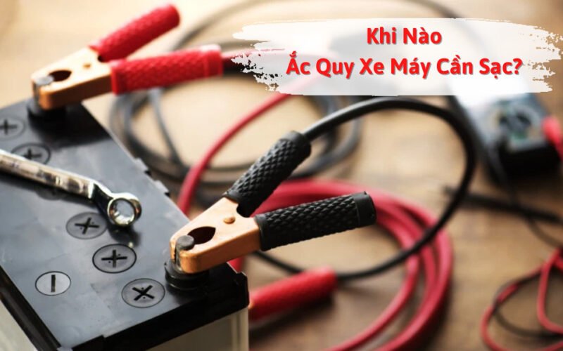 Bảng điều khiển xe máy với đèn báo hiệu và còi xe