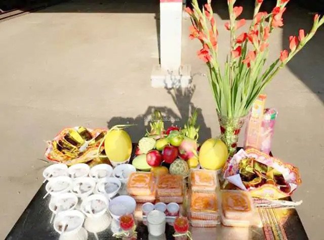 Các lễ vật cơ bản được bày biện gọn gàng để chuẩn bị cúng xe