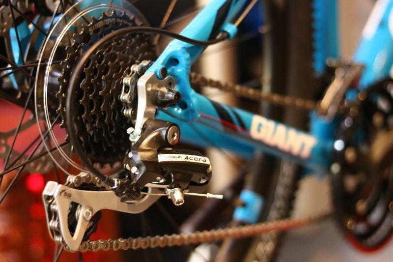 Cận cảnh bộ chuyển đề trước và sau trên một chiếc xe đạp thể thao