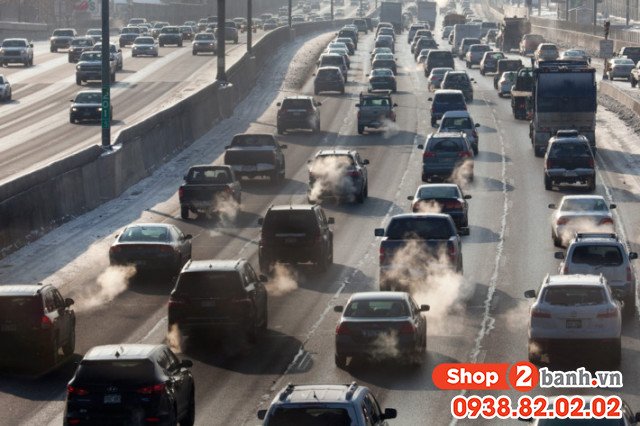 Cận cảnh động cơ xe máy đang được bảo dưỡng