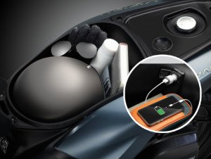 Chi tiết hộc chứa đồ dưới yên rộng rãi và cổng sạc tiện lợi trên xe Vision