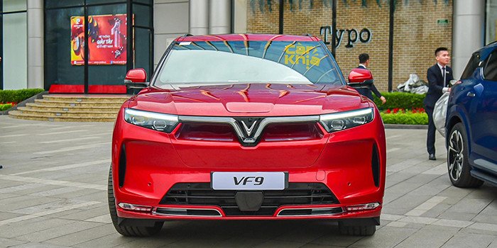Chi tiết phần đầu xe VinFast VF9 với đèn LED chữ V