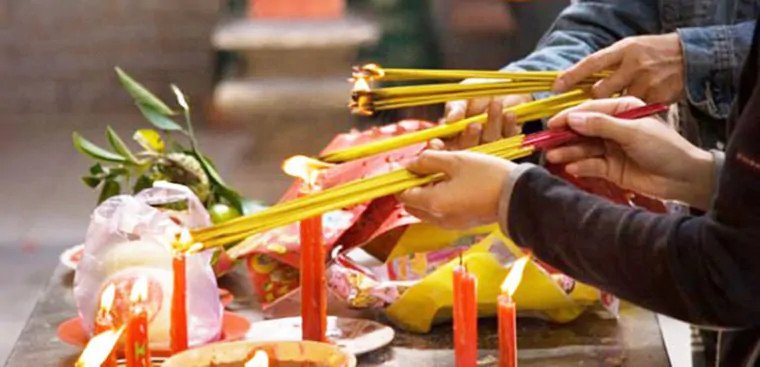 Chiếc xe máy mới được đặt ngay ngắn trước bàn lễ cúng