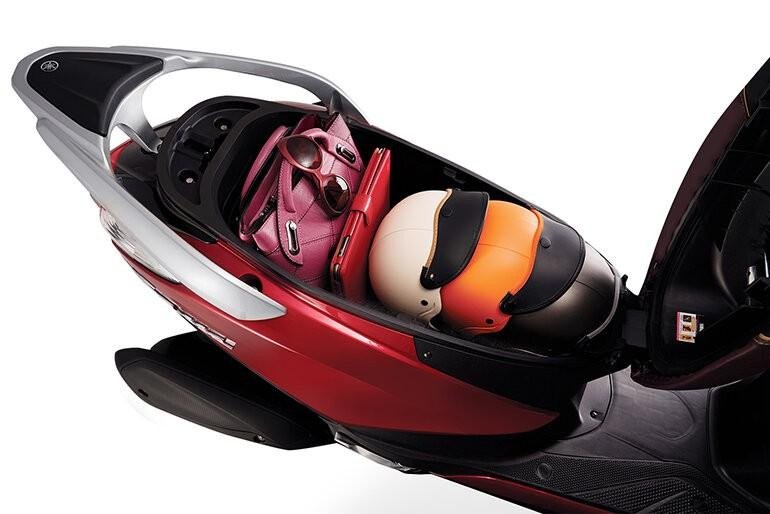 Cốp xe rộng rãi là ưu điểm lớn của Yamaha Latte
