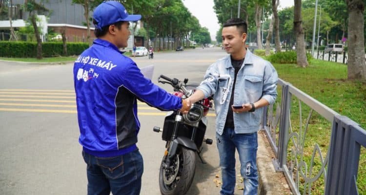 Đội ngũ kỹ thuật viên đang hỗ trợ sửa chữa xe máy ngay trên vỉa hè đường phố Hà Nội