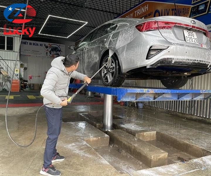 Dụng cụ rửa xe không chạm được sử dụng để làm sạch bề mặt xe