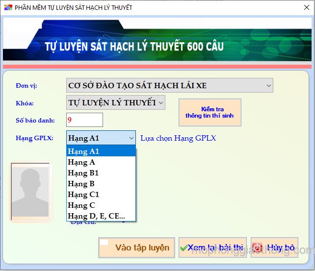 Giao diện phần mềm ôn thi lý thuyết với các lựa chọn trả lời