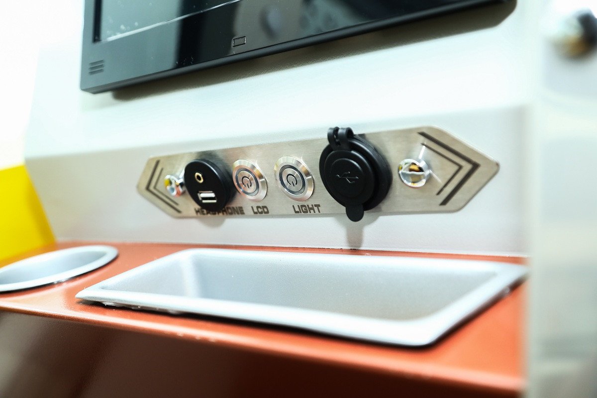 Hành khách sử dụng các tiện ích trên xe giường nằm