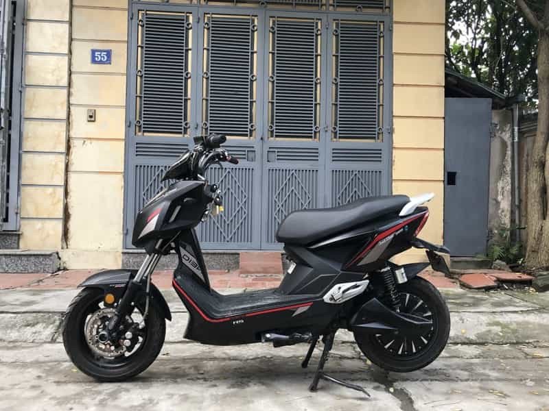 Hình ảnh các mẫu xe điện Xmen cũ được trưng bày tại một cửa hàng