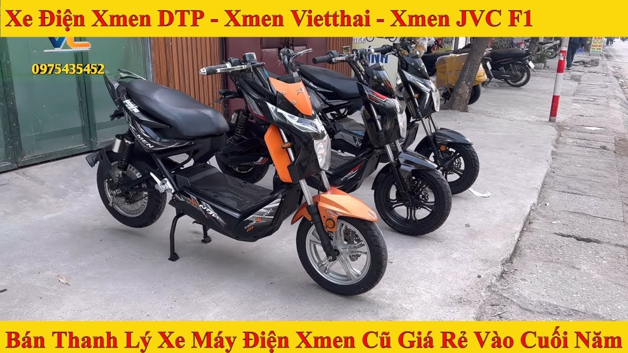 Hình ảnh cận cảnh bộ phận ắc quy hoặc động cơ của xe điện Xmen