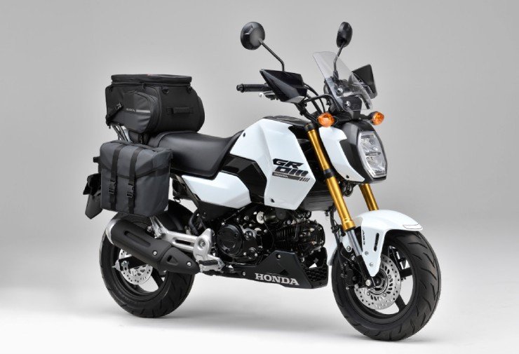 Hình ảnh cận cảnh động cơ và hệ thống truyền động của một chiếc xe máy mini Honda