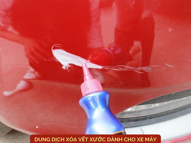 Hình ảnh chai dung dịch đánh bóng xe máy được sử dụng để làm mờ vết xước