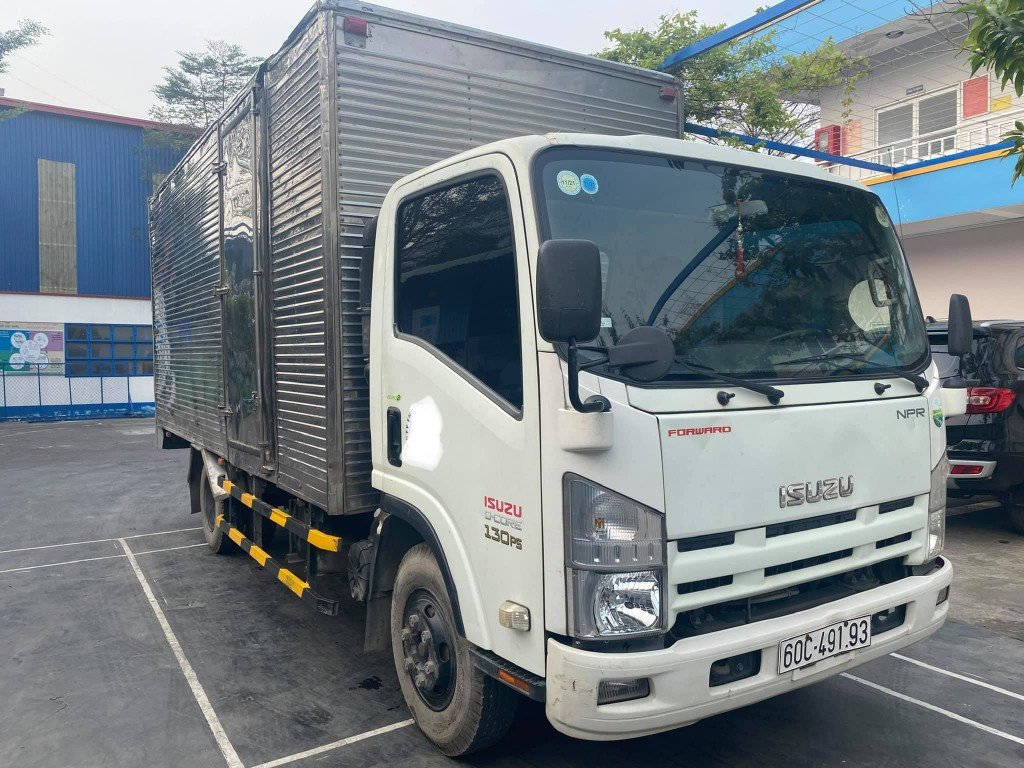 Hình ảnh chi tiết phần cabin và thùng xe tải Isuzu 3.5 tấn cũ đời 2012