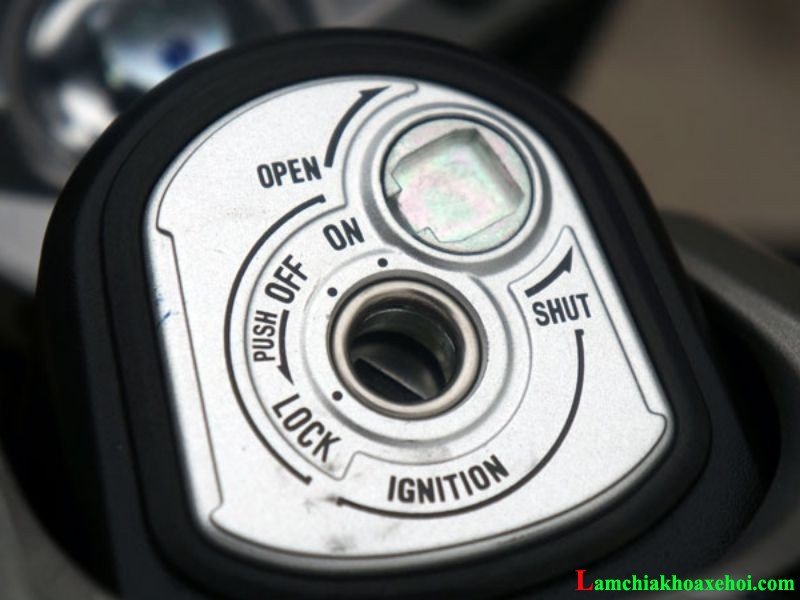 Hình ảnh chìa khóa xe máy bị hỏng hoặc mòn ảnh hưởng đến việc mở khóa