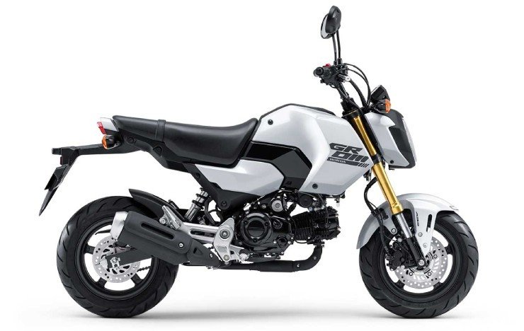 Hình ảnh chiếc xe máy mini Honda Grom 2025 màu trắng ngọc trai với thiết kế nhỏ gọn, phù hợp di chuyển trong thành phố