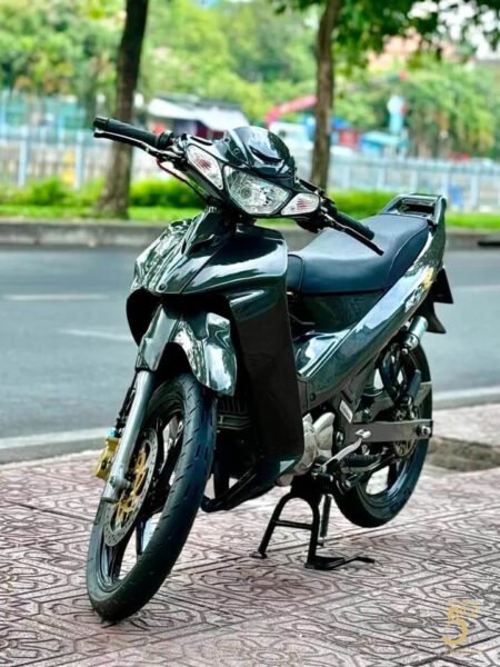 Hình ảnh chiếc xe Yamaha Yaz 125 màu đỏ với thiết kế thể thao