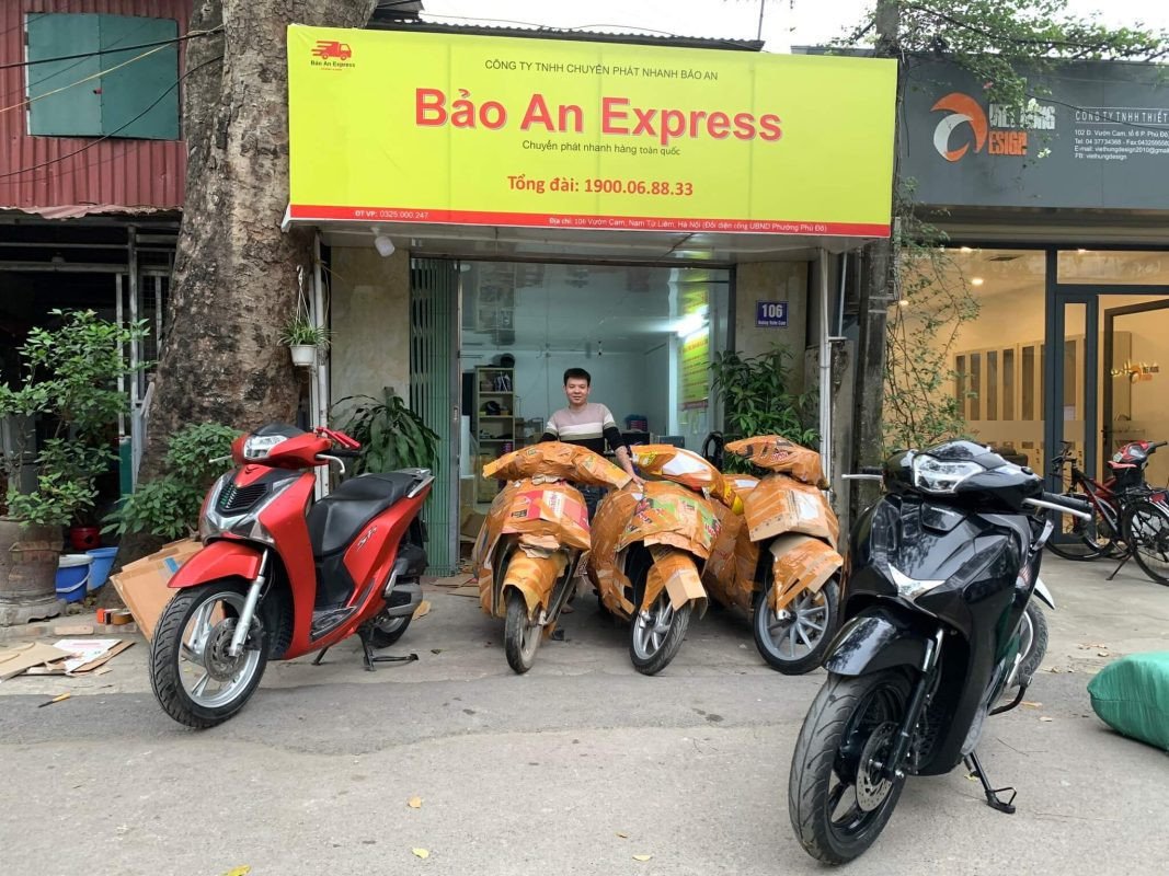 Hình ảnh đóng gói và vận chuyển xe máy an toàn trên xe khách