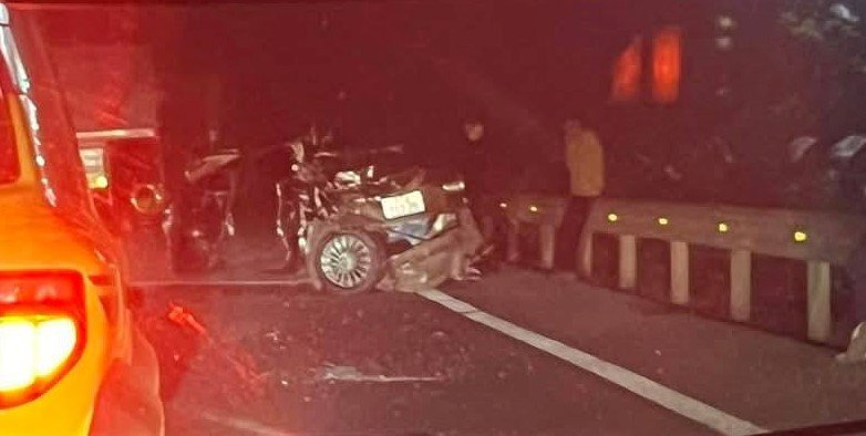 Hình ảnh hiện trường vụ tai nạn xe ô tô trên đường cao tốc sau khi được lực lượng chức năng can thiệp