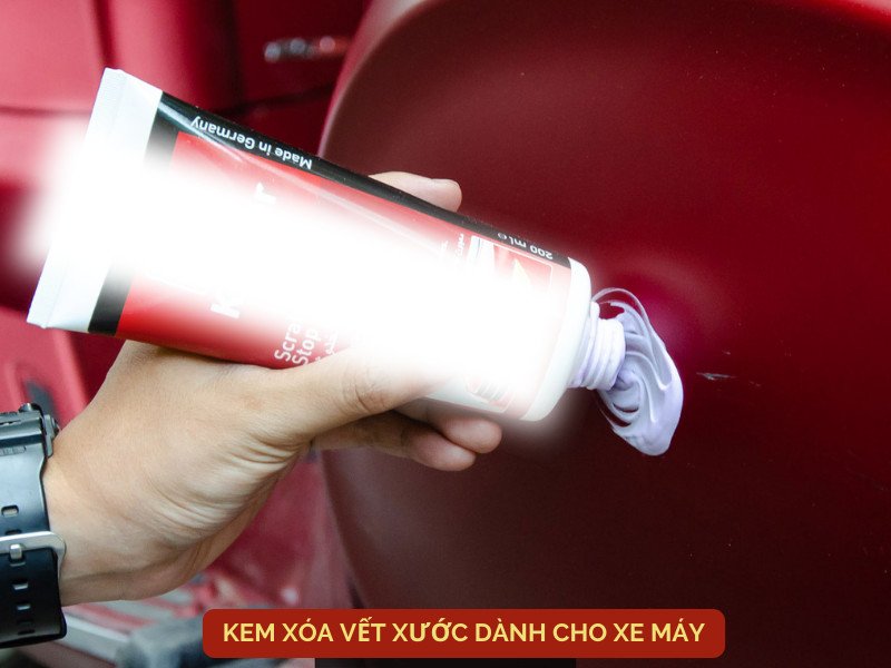 Hình ảnh hũ kem đánh bóng được áp dụng để xử lý vết trầy