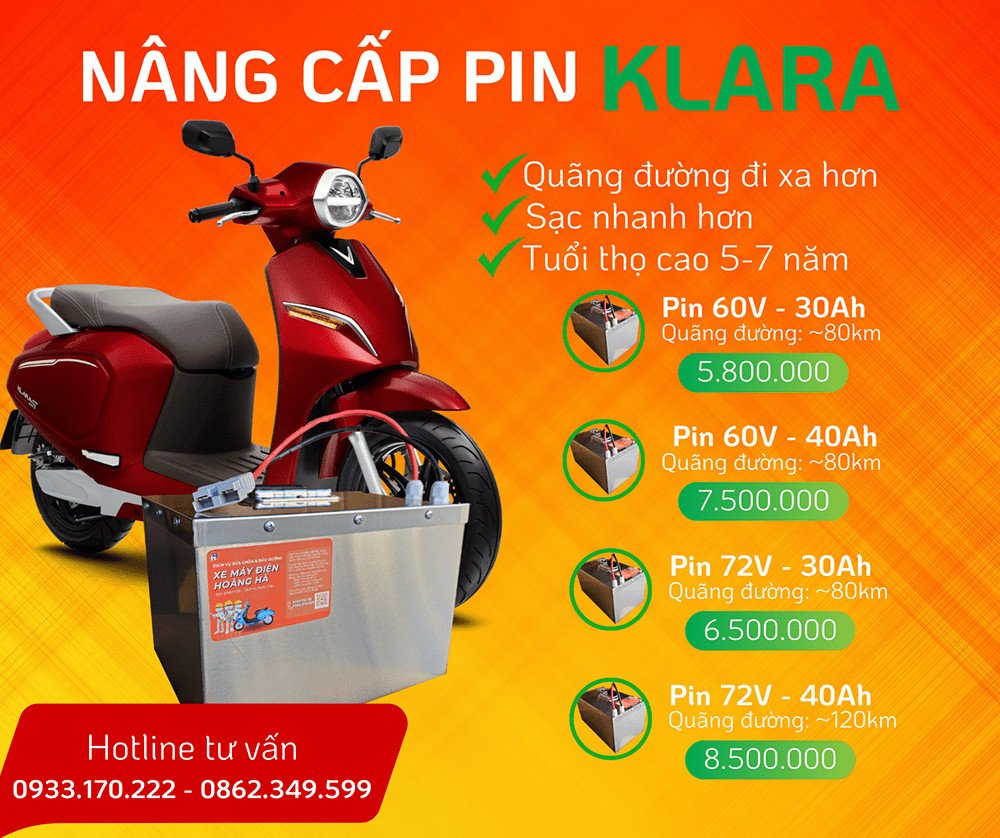 Hình ảnh kỹ thuật viên đang kiểm tra hoặc lắp đặt pin xe điện