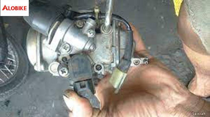 Hình ảnh minh họa các dụng cụ và linh kiện dùng để sửa chữa và phục hồi bộ chế hòa khí xe máy