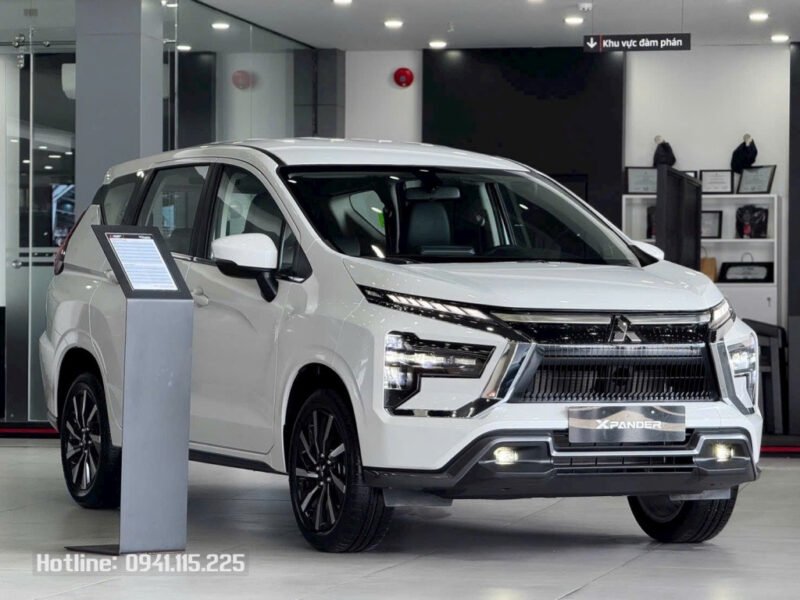 Hình ảnh minh họa một chiếc Mitsubishi Xpander đang chạy trên đường phố Việt Nam