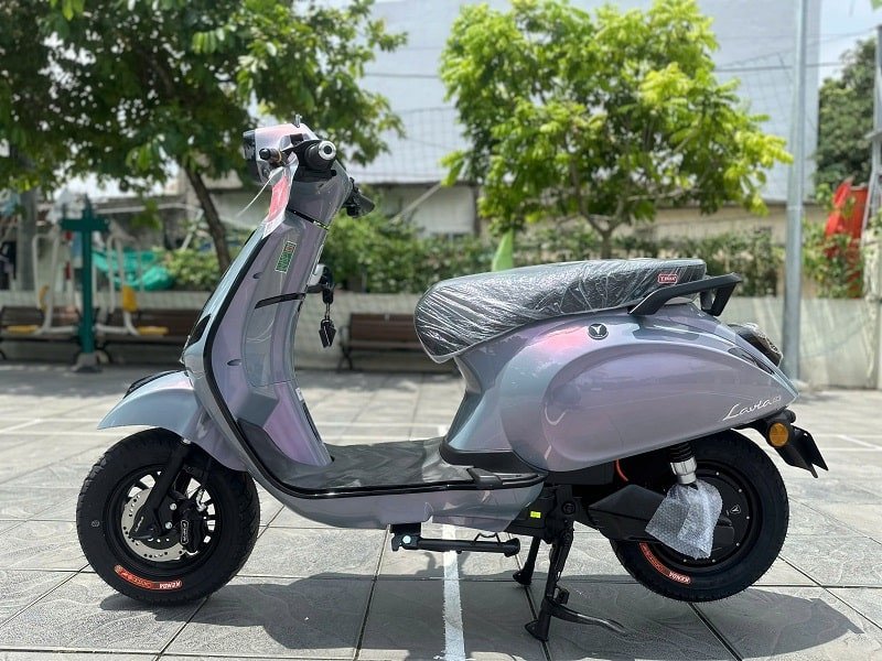 Hình ảnh minh họa một chiếc xe máy điện hiện đại đang di chuyển trên đường phố