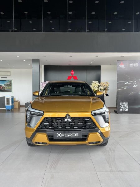 Hình ảnh minh họa một chiếc xe Mitsubishi 5 chỗ hiện đại đang di chuyển trên đường