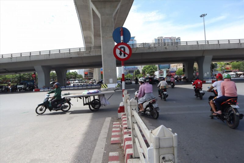 Hình ảnh minh họa quy tắc nhường đường khi chuyển hướng xe trên đường