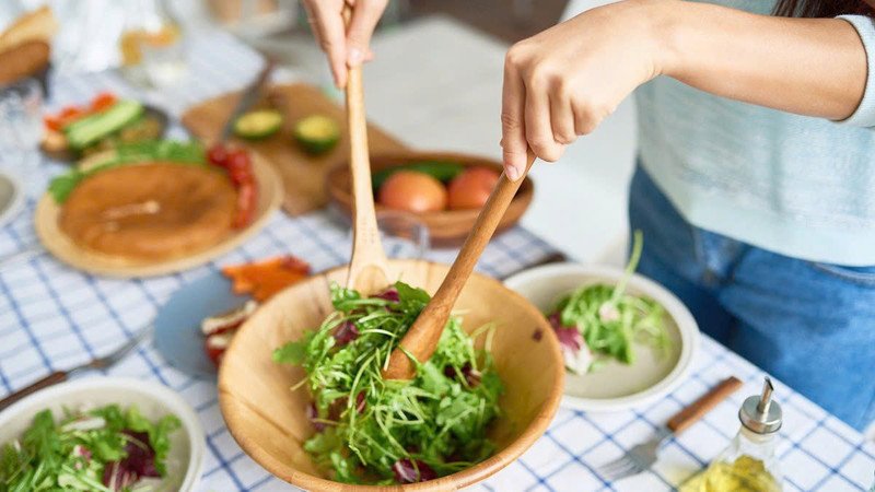 Hình ảnh minh họa quy trình y tế chăm sóc vết thương hoặc chuẩn bị dụng cụ y tế vô trùng