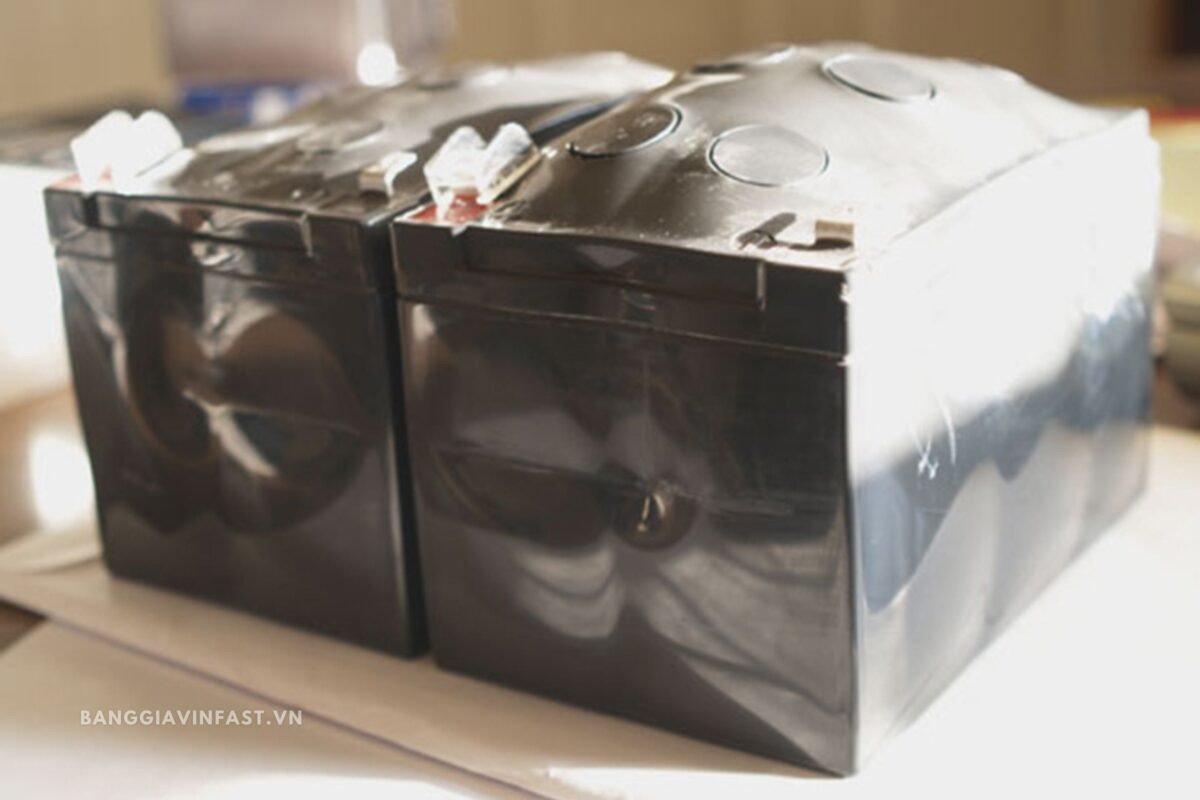 Hình ảnh mô tả bình ắc quy bị phồng rộp do sạc không đúng cách hoặc môi trường bảo quản kém