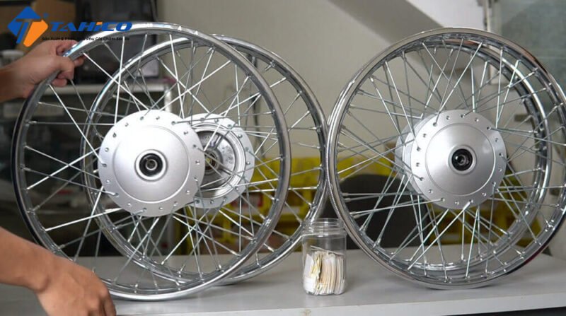 Hình ảnh mô tả các loại vành xe máy Honda khác nhau, thể hiện sự đa dạng về mẫu mã và chất liệu