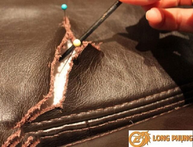 Hình ảnh mô tả quá trình bọc lại lớp da yên xe máy mới