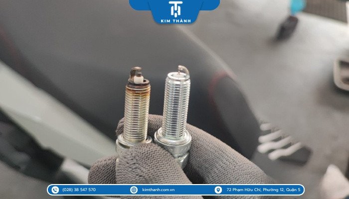 Hình ảnh một bugi xe máy đang hoạt động tốt, biểu thị sự khởi động hiệu quả