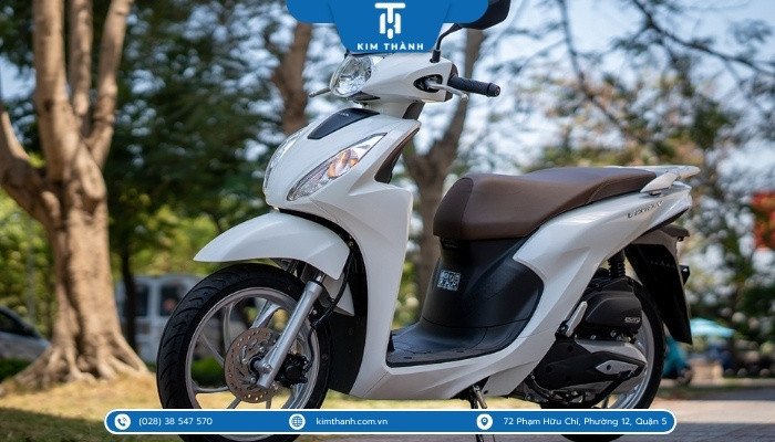 Hình ảnh một chiếc Honda Vision mới đang được bảo dưỡng cẩn thận