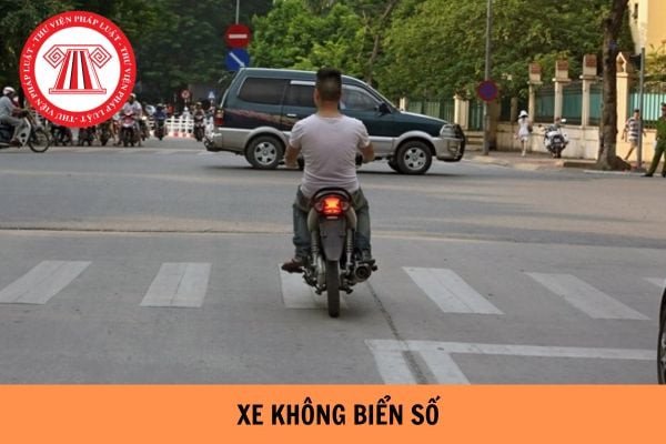 Hình ảnh một chiếc ô tô mới chưa có biển số đang di chuyển trên đường phố