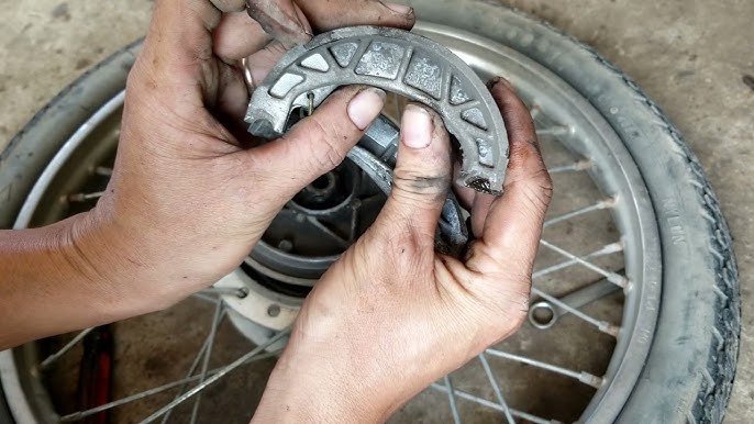 Hình ảnh một chiếc trống phanh xe máy bị xước bề mặt do lâu ngày sử dụng