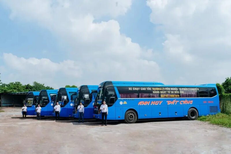 Hình ảnh một chiếc xe khách hiện đại chuẩn bị khởi hành từ bến xe