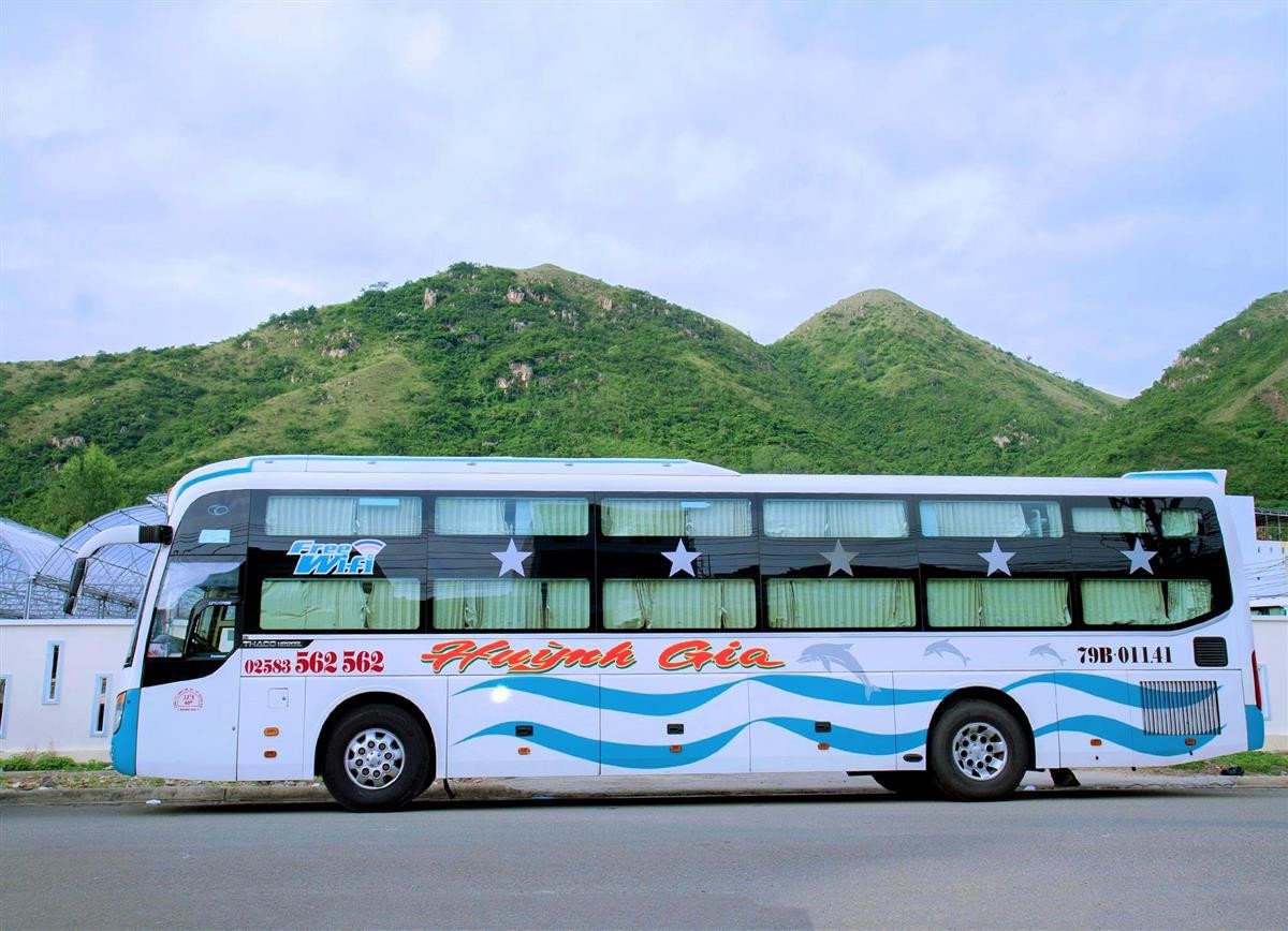 Hình ảnh một chiếc xe limousine giường VIP sang trọng trên tuyến đường giữa hai thành phố