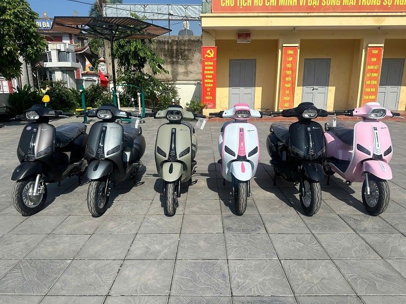 Hình ảnh một chiếc xe máy điện màu trắng với thiết kế cổ điển, sang trọng