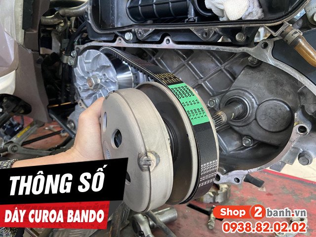 Hình ảnh một chiếc xe tay ga đang vận hành với chi tiết dây curoa được phóng to