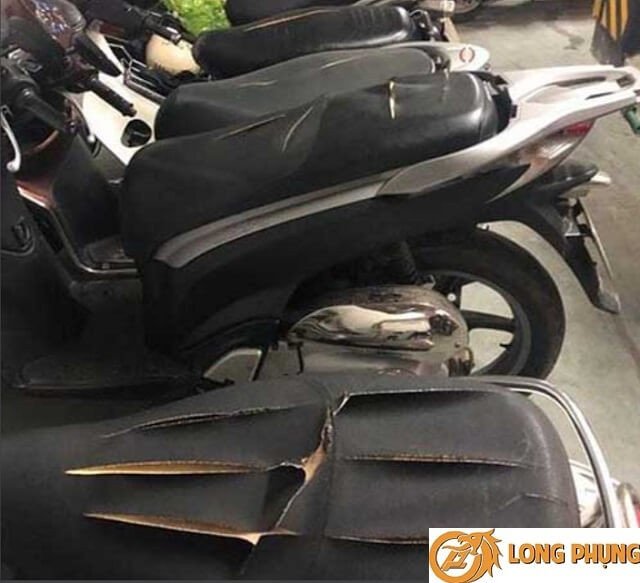 Hình ảnh một vết rách dọc đang được khâu lại trên yên xe