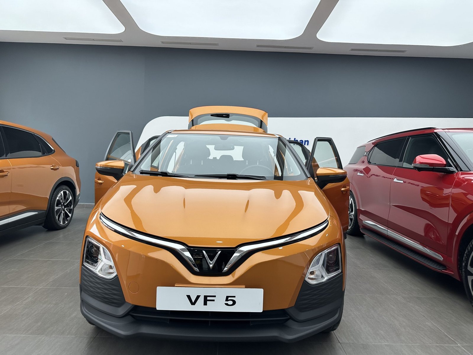 Hình ảnh ngoại thất VinFast VF5 Plus màu cam nổi bật trên đường phố