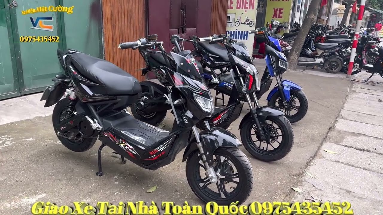 Hình ảnh người mua đang kiểm tra chi tiết ngoại thất của một chiếc xe máy điện Xmen cũ