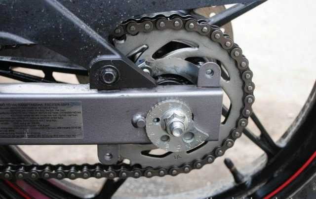 Hình ảnh người thợ đang kiểm tra kỹ lưỡng độ căng của xích sau khi lắp đặt