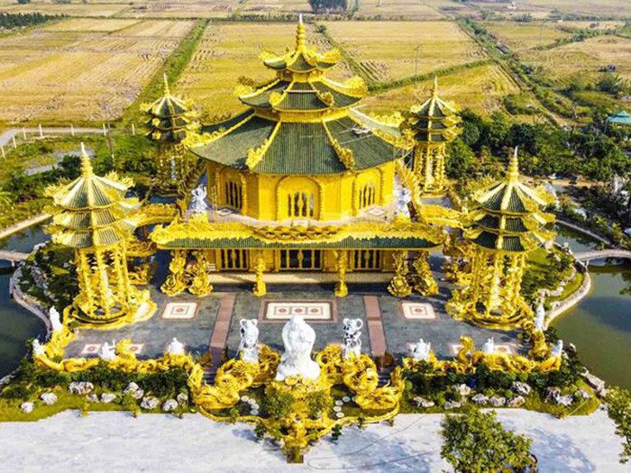 Hình ảnh nội thất xe điện hiện đại được sử dụng cho dịch vụ ghép khách, nhấn mạnh vào không gian sạch sẽ và trang bị tiện nghi.