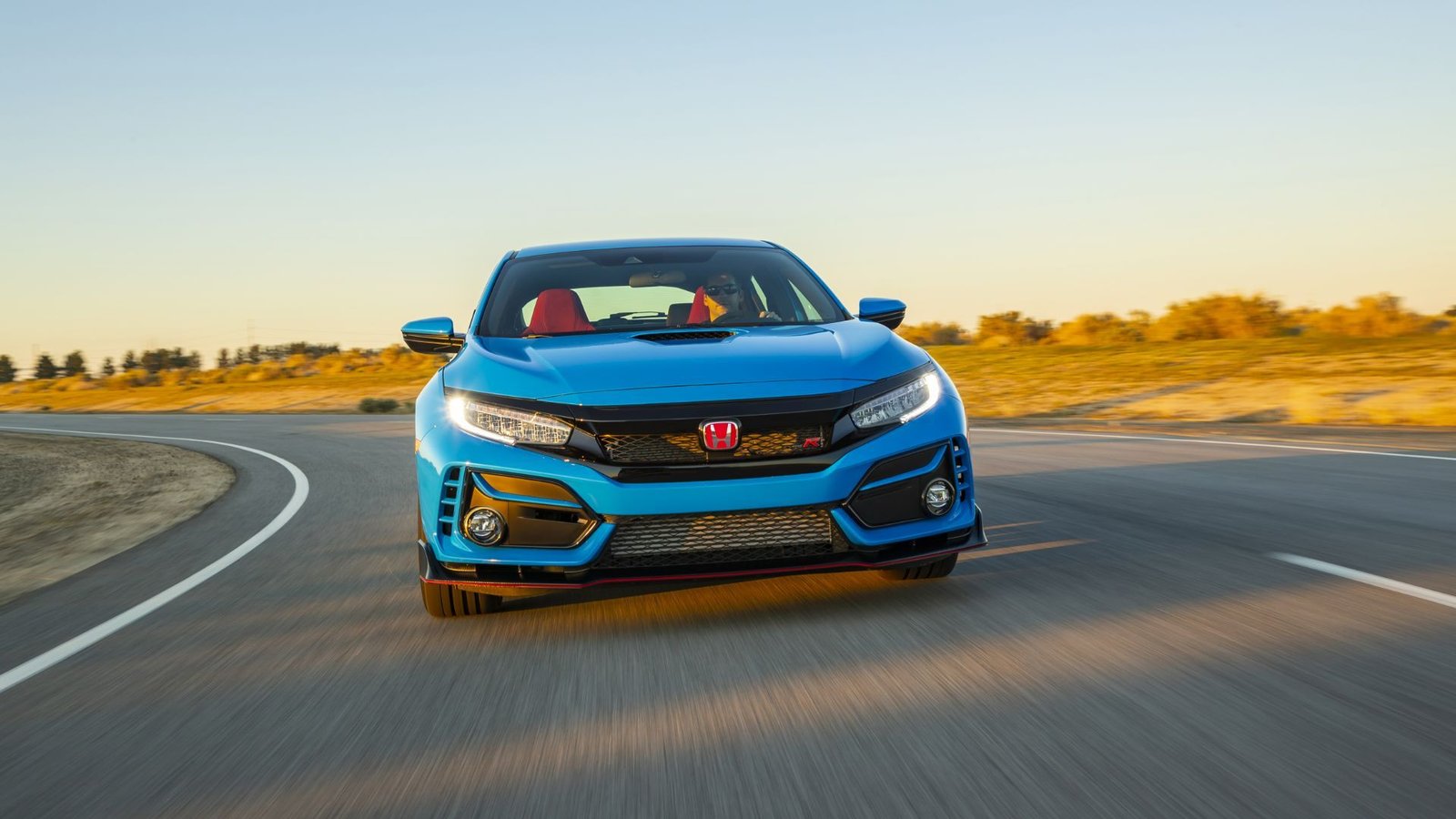 Hình ảnh phía trước của chiếc 2020 Honda Civic Type R màu xanh đang di chuyển