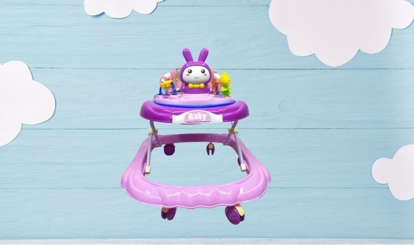 Hình ảnh so sánh một em bé đang tập đứng vịn vào ghế và một em bé đang ngồi trong xe tập đi